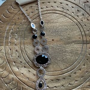 ERICA LYONS BLACK AND SILVER FASHION JEWELRY NECKLACE NWT
